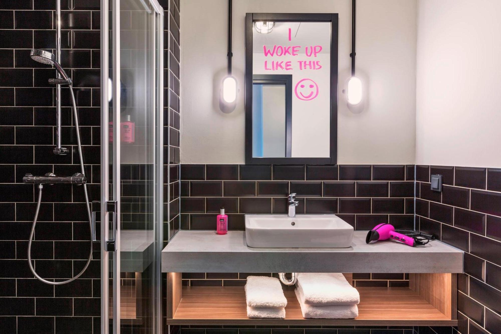 Moxy Duesseldorf South Hotel Kültér fotó